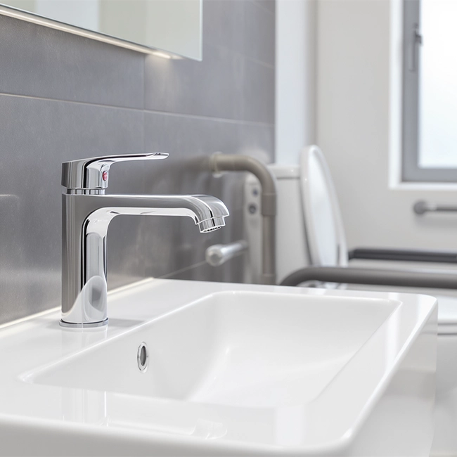 robinet adapté dans une salle de bain pmr dans le Var à Draguignan