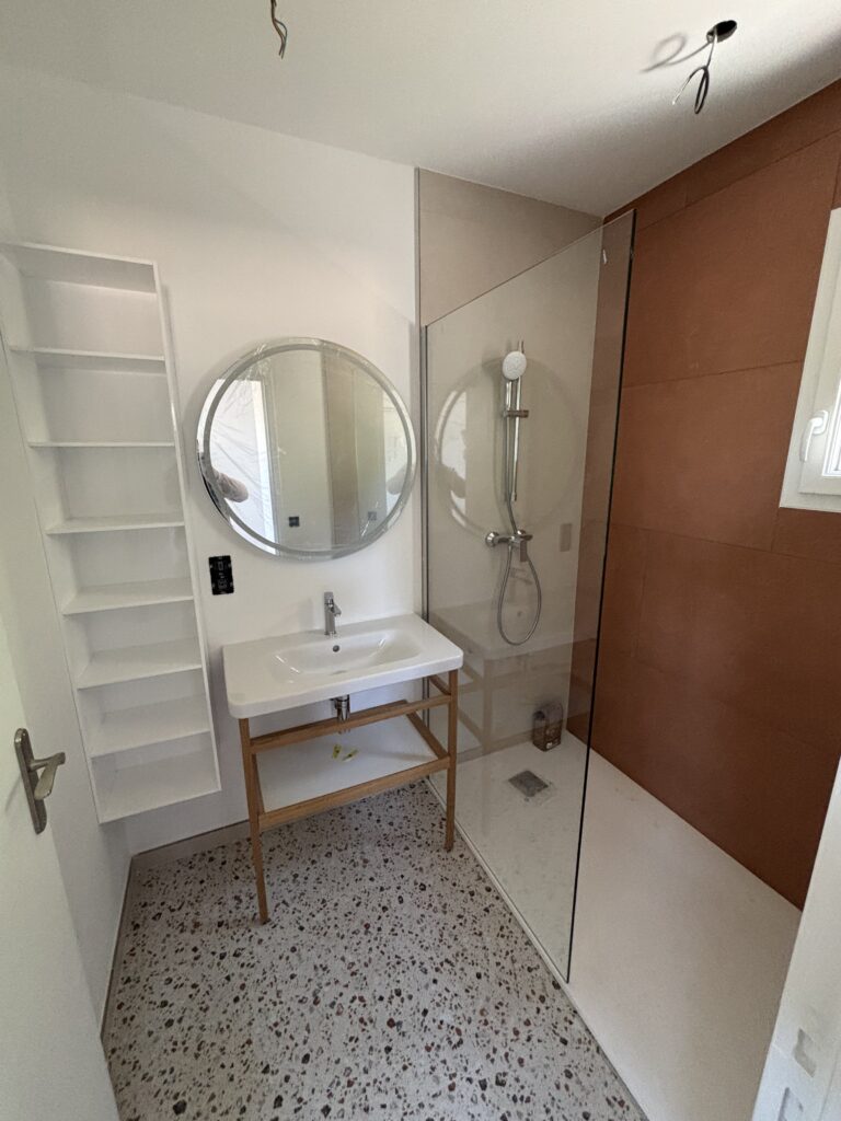 Réalisation d'une installation de salle de bain à Draguignan.