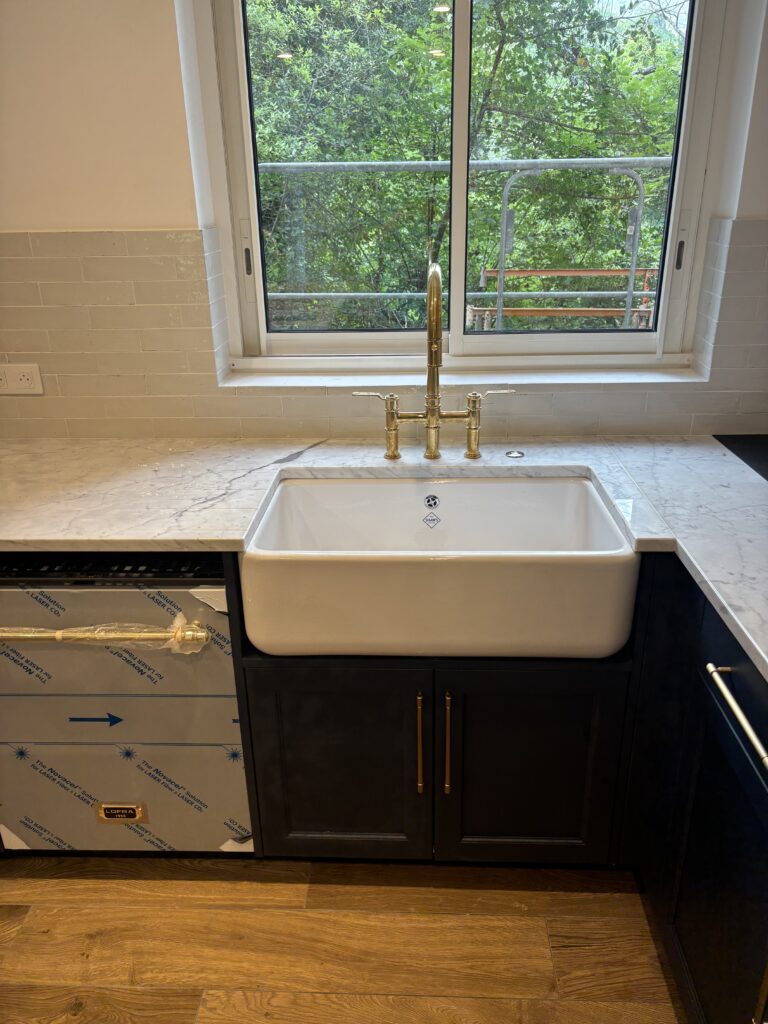 Réalisation d'installation de lavabo dans une cuisine à Draguignan.