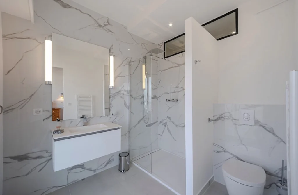 Salle de bain, réalisation hc plomberie à Draguignan.